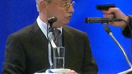 Ahmet Dogan minacciato da un uomo armato EPA/BTV / HANDOUT MANDATORY CREDIT: BTV HANDOUT EDITORIAL USE ONLY/NO SALES