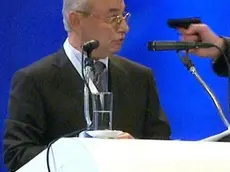 Ahmet Dogan minacciato da un uomo armato EPA/BTV / HANDOUT MANDATORY CREDIT: BTV HANDOUT EDITORIAL USE ONLY/NO SALES