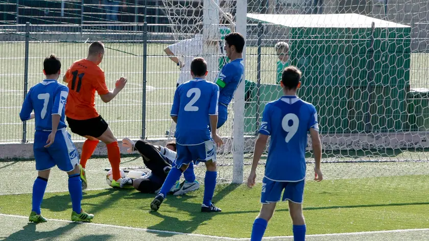 Un'azione del derby tra Costalunga e Muggia (Foto Silvano)