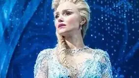 Samantha Barks nei panni di Elsa nel musical “Frozen”