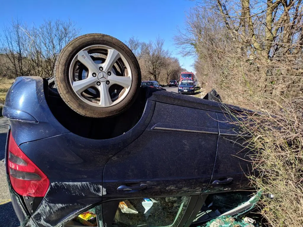 Un dettaglio dell'auto cappottata