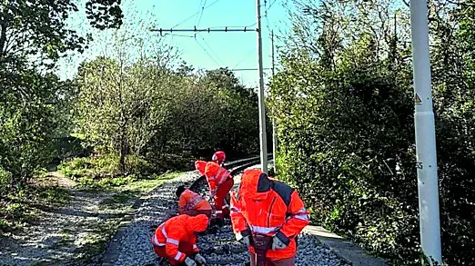 Gli addetti ai lavori all’opera sulla parte alta della linea tranviaria