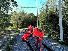 Gli addetti ai lavori all’opera sulla parte alta della linea tranviaria