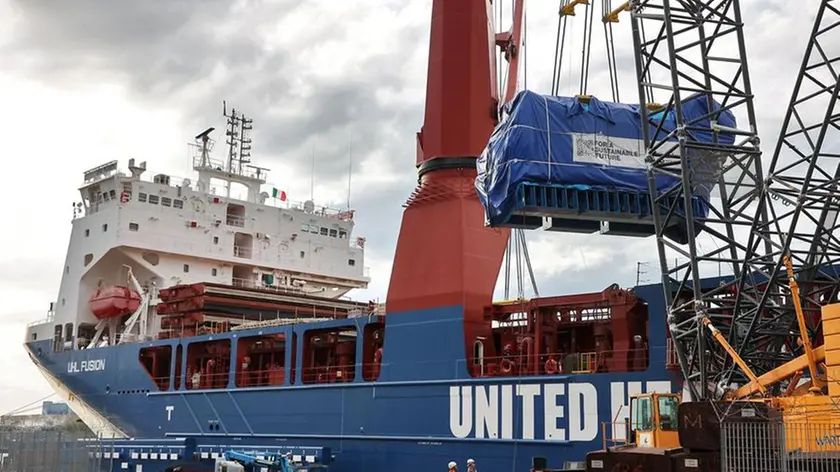 Un motore Wärtsilä viene caricato su una nave (archivio Lasorte)