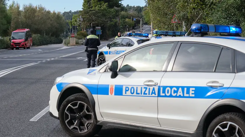 La polizia locale a Barcola, dove pochi giorni fa è avvenuto l'ennesimo investimento mortale