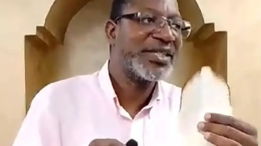 Bou Konate, il presidente onorario del centro Darus Salaam con in mano ha la vile lettera