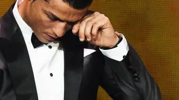 epa04019393 Real Madrid's Portuguese striker Cristiano Ronaldo cries as he receives the FIFA Men's World Player of the Year 2013 award during the FIFA Ballon d'Or 2013 gala at the Kongresshaus in Zurich, Switzerland, 13 January 2014. Standing in front of Ronaldo is his son Cristiano Junior. EPA/STEFFEN SCHMIDT