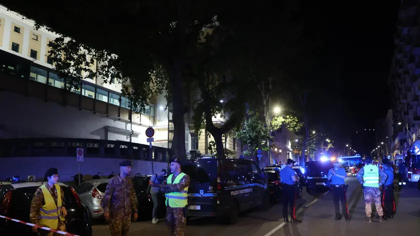 Militari e forze dell’ordine di fronte al carcere la sera della rivolta Foto di Andrea Lasorte
