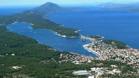 Una veduta della baia di Lussinpiccolo. L'insenatura che interessa ai russi è quella a Nord