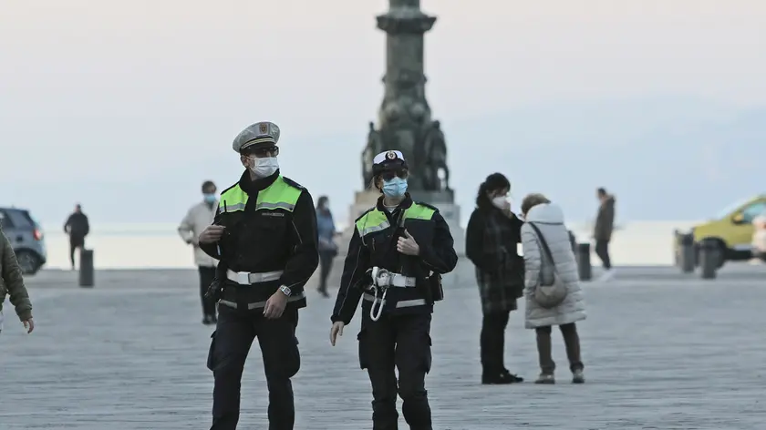 Agenti di Polizia locale vigilano sul rispetto delle regole anti Covid in piazza Unità a Trieste