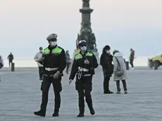 Agenti di Polizia locale vigilano sul rispetto delle regole anti Covid in piazza Unità a Trieste