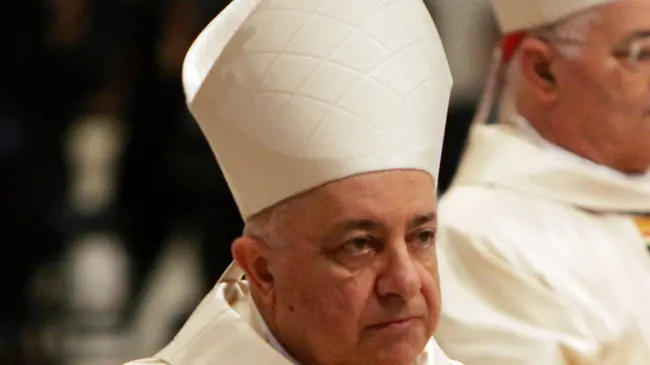 20050416 CITTA' DEL VATICANO - CRO : PAPA: TERMINATI I NOVENDIALI IN MEMORIA DI KAROL WOJTYLA. Il cardinale Dionigi Tettamanzi, Arcivescovo di Milano, partecipa alla nona e ultima messa per la celebrazione dei Novendiali in suffragio di papa Giovanni Paolo II, presieduta nella Basilica di San Pietro dal cardinale Jorge Arturo Medina Estevez, prefetto emerito della Congregazione per il Culto Divino e la Disciplina dei Sacramenti e Protodiacono della Chiesa Cattolica. Quella di oggi e' stata l'ultima delle tre cappelle papali, le celebrazioni piu' importanti dei novendiali. Il card. Medina avra' un ruolo fondamentale nell'elezione del nuovo papa: sara' lui, infatti, ad annunciare al mondo il nome del successore di Karol Wojtyla, dopo la fumata bianca che concludera' il Conclave. MAURIZIO BRAMBATTI / ANSA / PAL