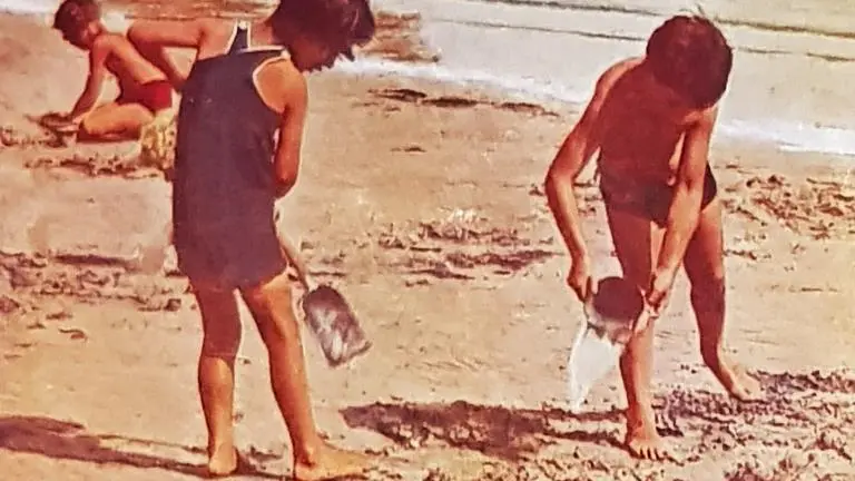 Bambini in spiaggia a Grado in un opuscolo promozionale del 1927