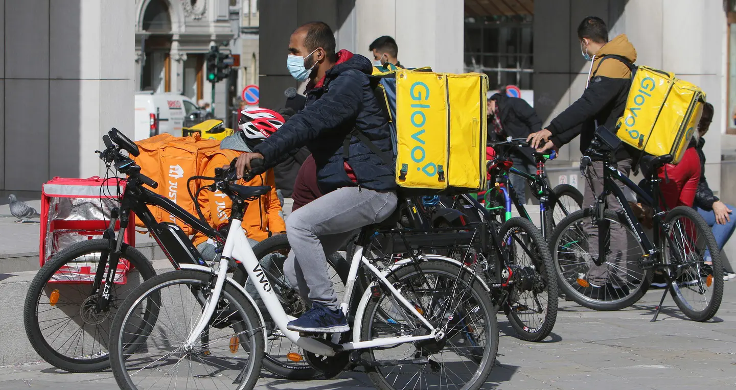 Rider al lavoro in piazza Goldoni a Trieste, foto di Andrea Lasorte