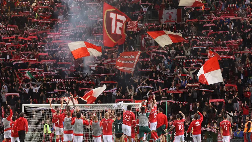 I giocatori della Triestina salutano la curva Furlan dopo la vittoria al Rocco sul Fiorenzuola (Foto Lasorte)