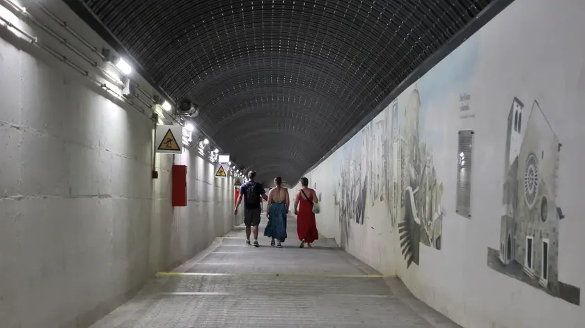 Turisti all’interno di Park San Giusto si dirigono all’ascensore (foto Lasorte)