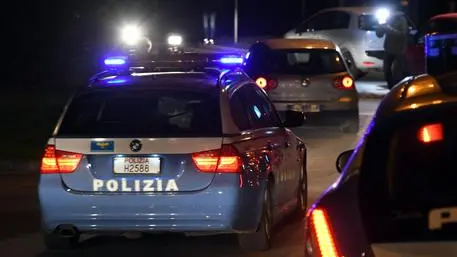 Agenti della polizia impegnati nell'operazione contro la mafia cinese denominata 'China truck' a Prato 18 gennaio 2018. Centinaia di agenti stanno eseguendo in varie città italiane e di paesi Ue diverse ordinanze di custodia cautelare in carcere e una serie di provvedimenti nei confronti di soggetti appartenenti, secondo le indagini, ad un'organizzazione mafiosa che agiva in Italia e in vari paesi europei. L'inchiesta è coordinata dalla Dda di Firenze. Le misure sono scattate oltre che in Italia anche in Francia e Spagna, grazie alla collaborazione delle rispettive polizie. ANSA/CLAUDIO GIOVANNINI