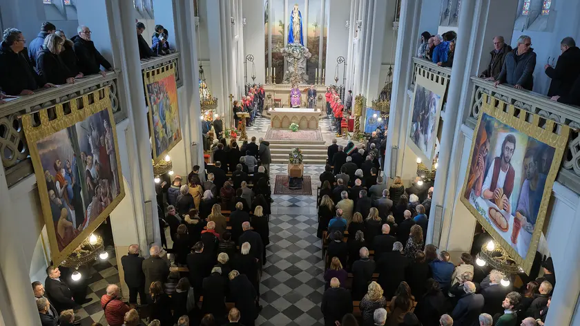La chiesa gremita per il funerale dell'ex rettore dell'Università di Trieste, Maurizio Fermeglia. Fotoservizio di Massimo Silvano