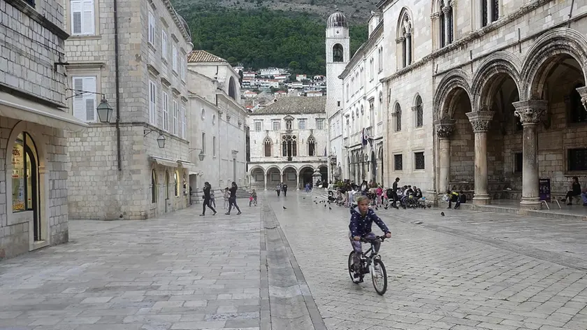 epa08717133 Citizens and tourists on the street in old town of Dubrovnik, Croatia, 03 October 2020. Dubrovnik is one of the top touristic destination in Croatia. EPA/ANTONIO BAT