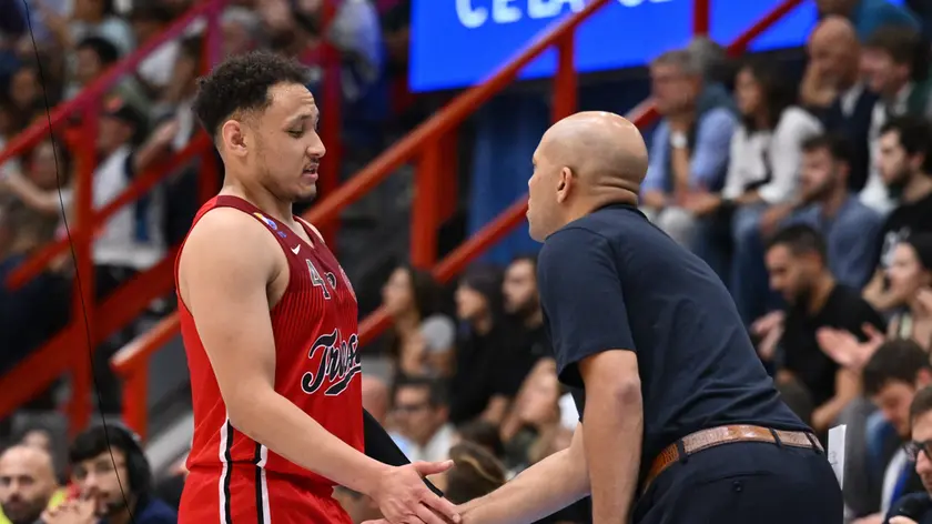 l coach di Trieste Jamion Christian con il suo playmaker Colbey Ross (Foto Ciamillo / Lasorte)