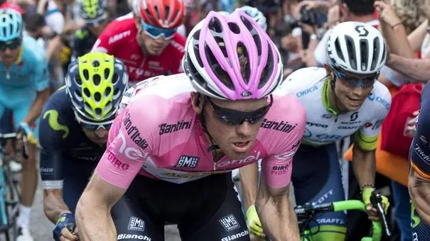 Dutch rider Steven Kruijswijk of Team Lotto Jumbo wearing Maglia Rosa (L), Colombian rider Esteban Chaves of Orica GreenEdge and Spanish rider Alejandro Valverde of Movistar Team during the 18th stage of Giro d'Italia 2016 cycling race from Muggio' to Pinerolo, 26 May 2016. ANSA/CLAUDIO PERI
