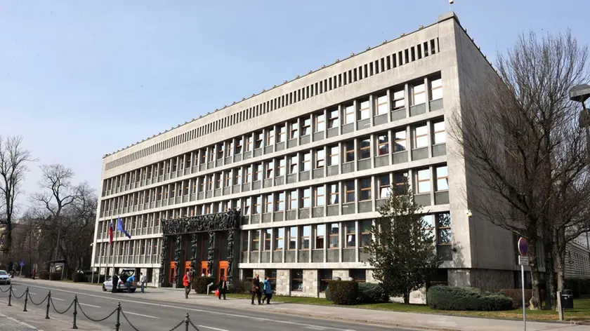 Una foto d’archivio del palazzo del Parlamento a Lubiana di fronte a piazza della Repubblica