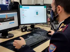 Un agente della Polizia postale al lavoro