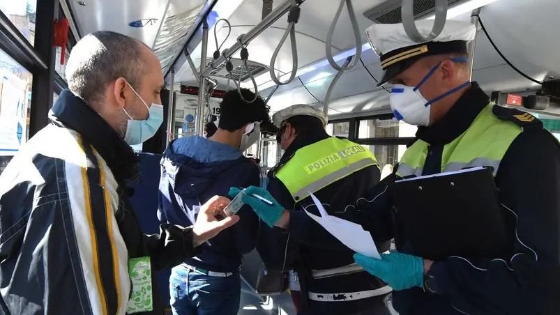 Controlli eseguiti dalla Polizia locale tra i passeggeri a bordo di un bus della Trieste Trasporti. L’azienda sta studiando misure per contenere l’affollamento dei mezzi