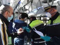 Controlli eseguiti dalla Polizia locale tra i passeggeri a bordo di un bus della Trieste Trasporti. L’azienda sta studiando misure per contenere l’affollamento dei mezzi