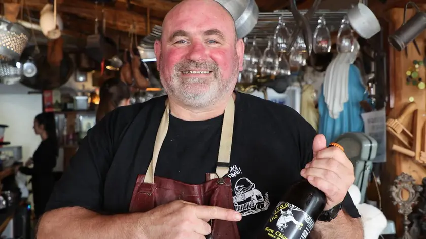 Paolo Vodoz con le bottiglie della sua birra Foto Bumbaca