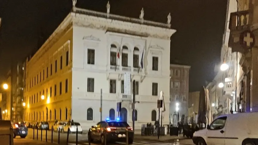 Due auto della polizia intervenute all'imbocco di via Torino (Foto Lasorte)