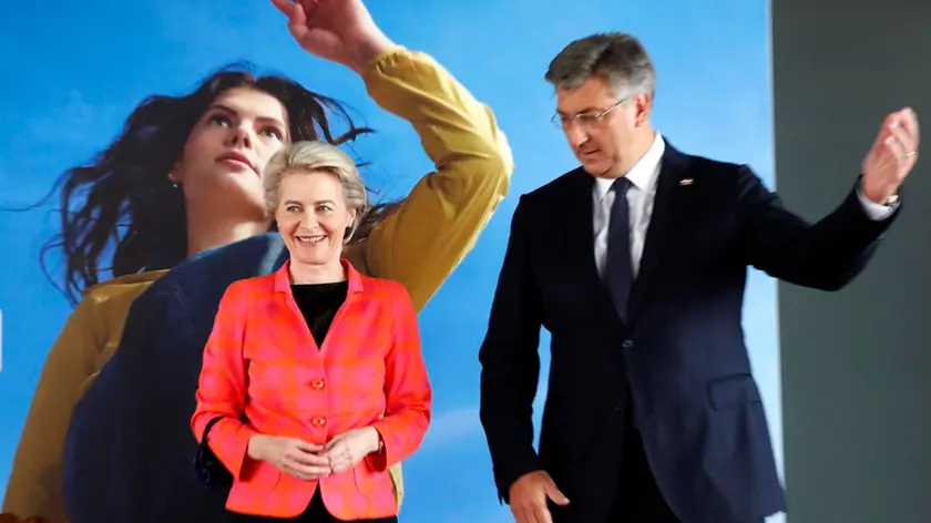 Il primo ministro croato Andrej Plenkovic accoglie la presidente della Commissione europea Urusla von der Leyen durante la sua visita a Zagabria dell'8 luglio 2021