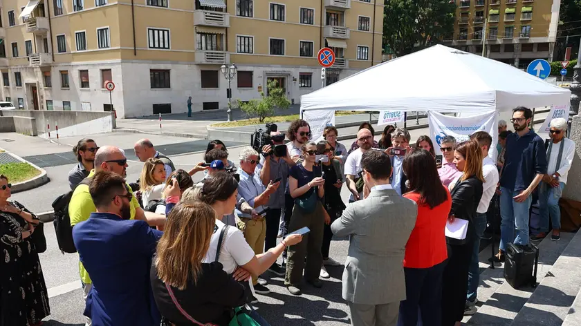 La conferenza stampa di mercoledì 7 giugno davanti al Tribunale di Trieste. Foto Lasorte