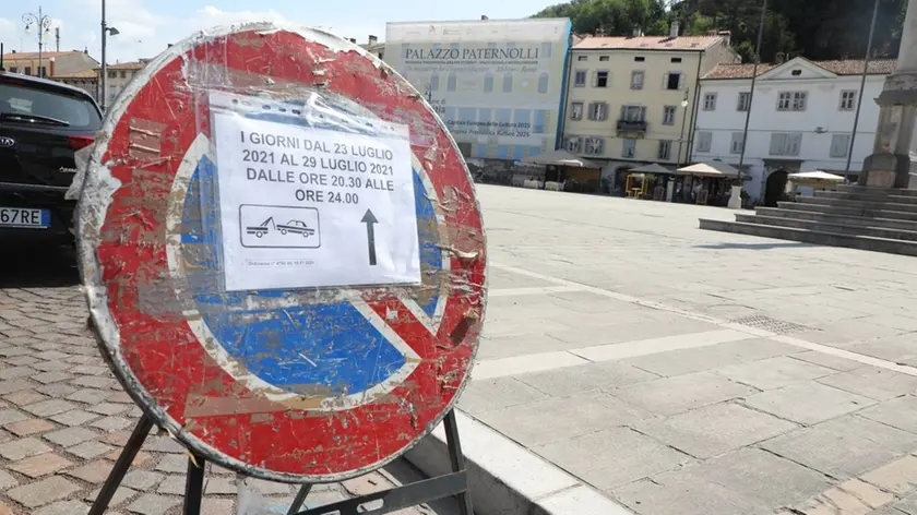 Piazza Vittoria si prepara ad accogliere il Premio Amidei, posizionati i primi divieti per l’allestimento dello schermo Foto Bumbaca