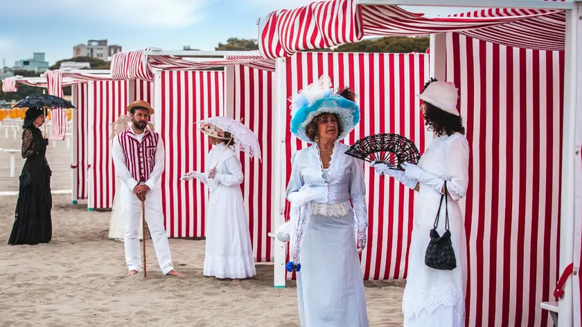 Le tende storiche allestite in spiaggia per ricordare i 130 di turismo a Grado