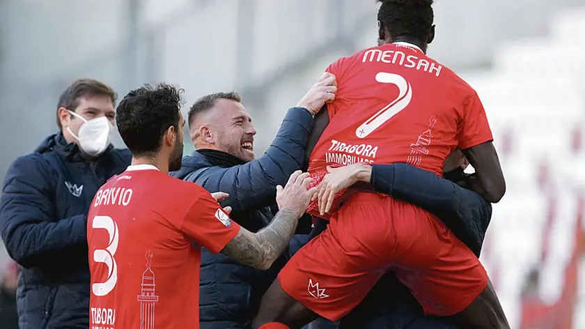 Mensah esulta con la squadra dopo il gol realizzato alla Fermana