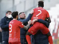 Mensah esulta con la squadra dopo il gol realizzato alla Fermana