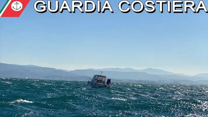 L'imbarcazione a motore in balia della bora soccorsa dalla Guardia costiera