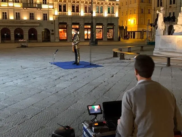 Il violinista Pierpaolo Foti durante il concerto omaggio a Trieste in lockdown