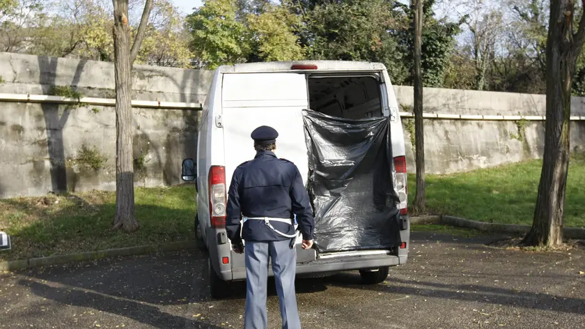 Il furgone parcheggiato nei pressi del cimitero di Duino