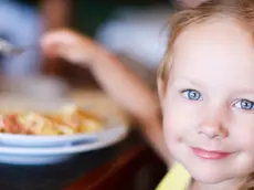 Una bambina durante l'ora del pasto