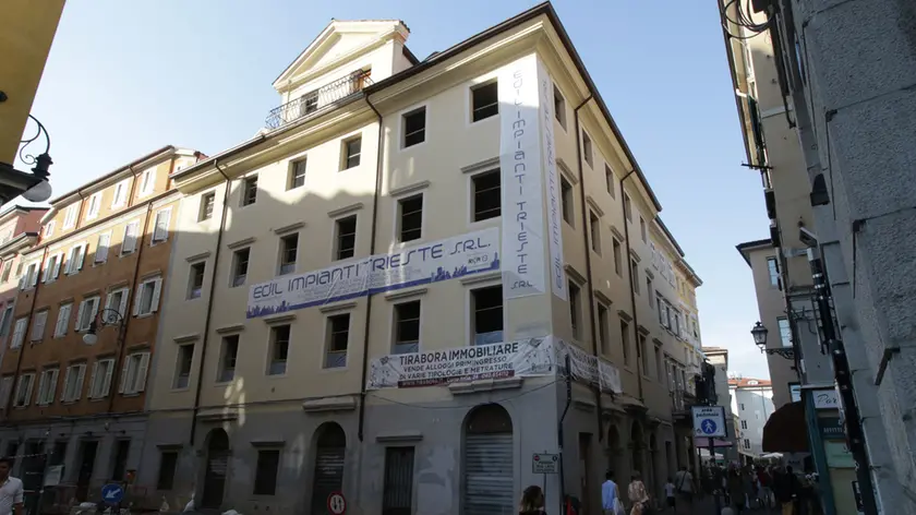 L’edificio all’angolo tra via Cavana e via Felice Venezian, in pieno centro città, che ospiterà, una volta terminato il restyling, un attico e sei appartamenti distribuiti su quattro piani. Foto di Andrea Lasorte