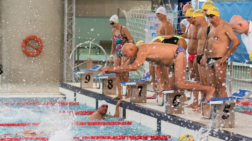 La staffetta di nuoto per anziani durante “H2Openday 60&dintorni” alla piscina "Bruno Bianchi" di Trieste nel 2019 (foto Lasorte)