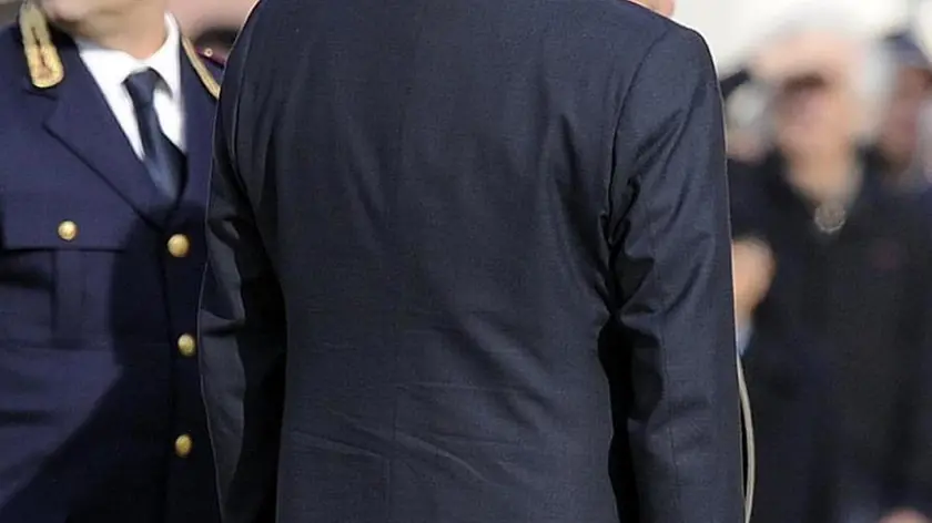 Novembre 2008, Berlusconi attende Merkel nascosto dietro un pilo di piazza Unità - Trieste