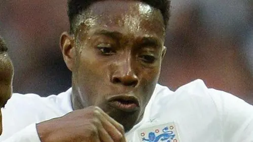 epa04232919 England's Danny Welbeck (R) vies for the ball with Peru's Luis Advincula (L) during the international friendly soccer match between England and Peru at Wembley Stadium in London, Britain, 30 May 2014. The English team is preparing for the upcoming FIFA World Cup 2014 in Brazil which starts on 12 June. EPA/ANDY RAIN