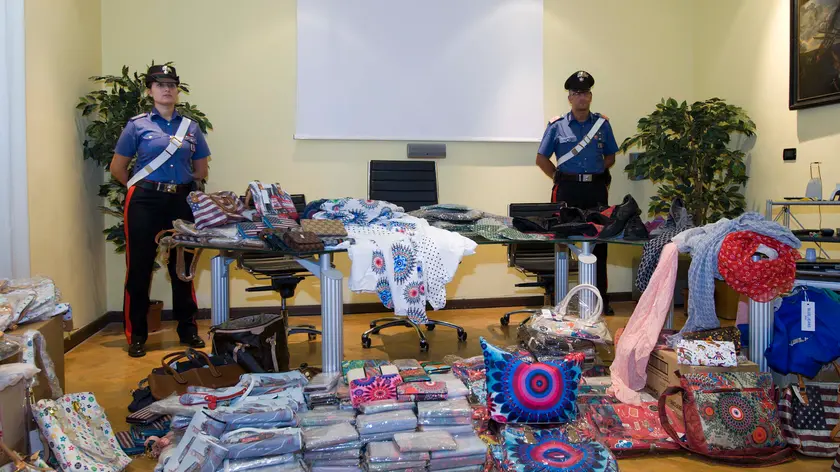 Una parte della merce sequestrata dai carabinieri (Foto Silvano)