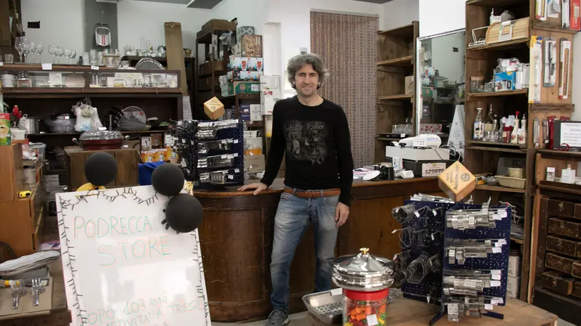 Michele Zolia nei nuovi spazi di corso del Popolo, dove ha trasferito e replicato scaffali e arredi storici di un negozio che affonda le radici oltre un secolo fa. Foto Bonaventura