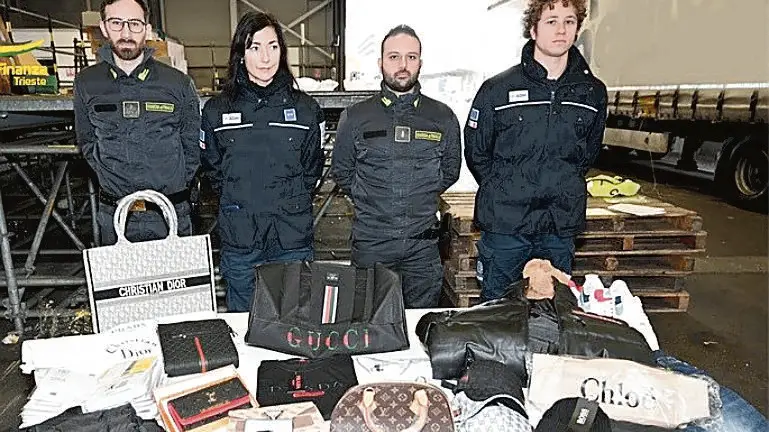 La Guardia di finanza mostra i prodotti contraffatti
