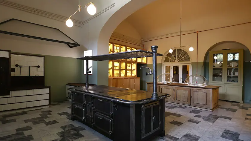 Le cucine di Miramare, che conservano anche i servizi da tavola: ben 2.255 pezzi (Fotoservizio di Andrea Lasorte)