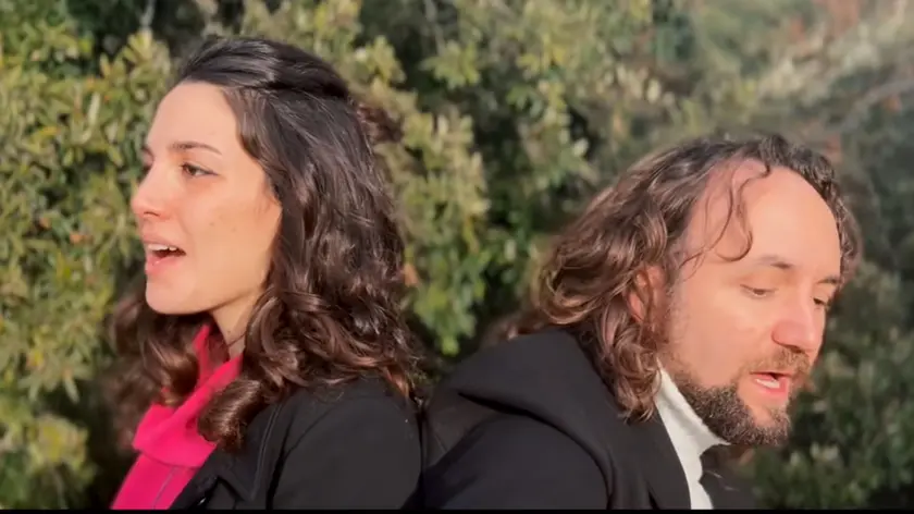 Il cantautore Massimiliano Cernecca - Maxino - e Carlotta Ruggiu, la sua musa